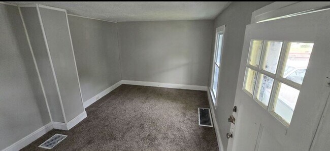 Building Photo - Charming 3-Bedroom Property in Prime Location