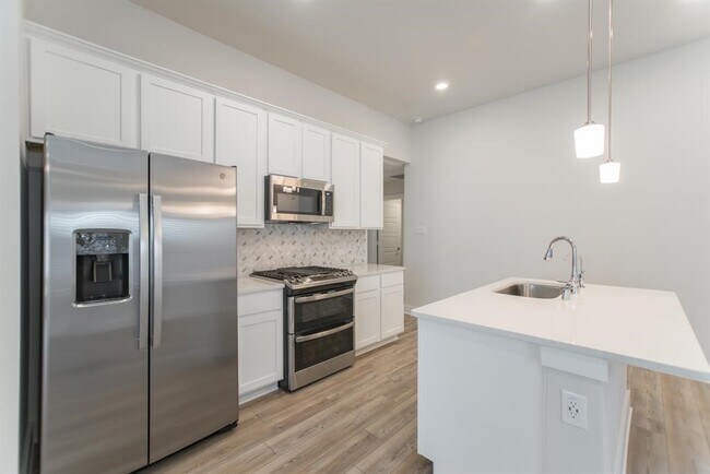 Building Photo - 10626 Whitejacket