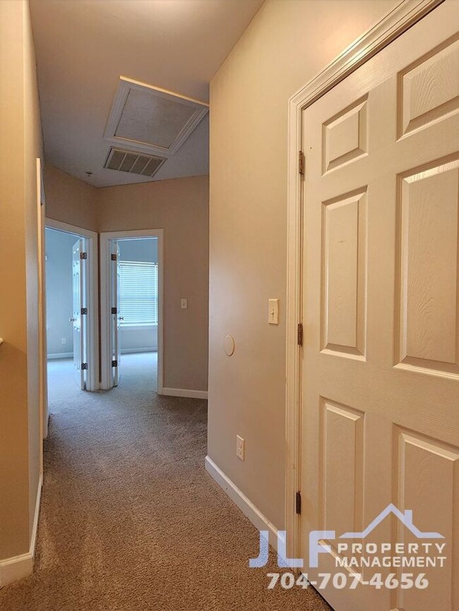 Building Photo - Beautiful 2 Story Condo in the Ballantyne Area of Charlotte!