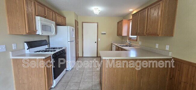 Building Photo - 4110 Three Oaks Dr
