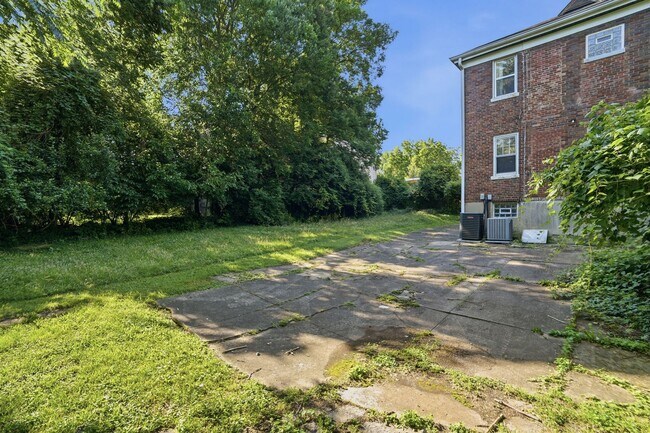 Building Photo - 682 Greenwood Ave
