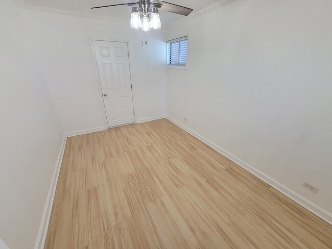 Building Photo - 6222 W Addison St