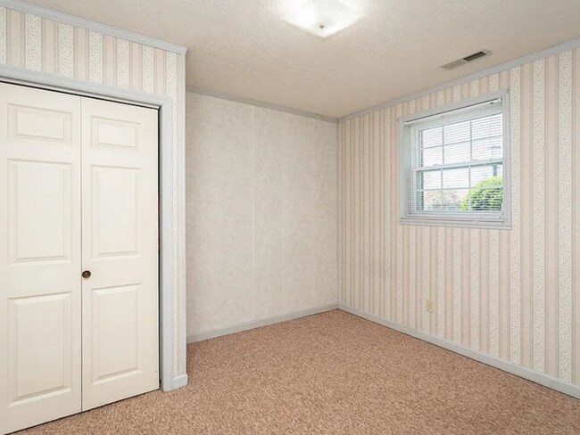Building Photo - 2 Bedrooms Basement Penn Laird