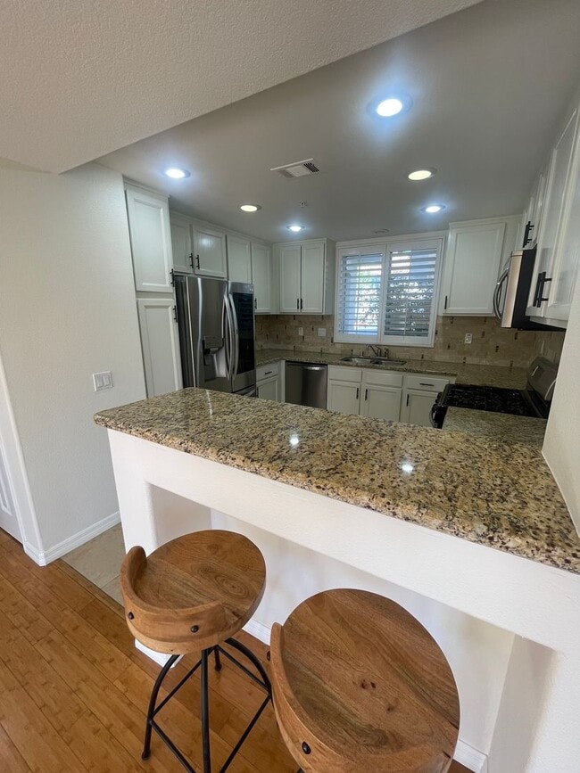 Building Photo - Very Spacious 1 Bed, 1 Bath Condo in Mission Viejo For Rent-In Unit Laundry and Attached Garage