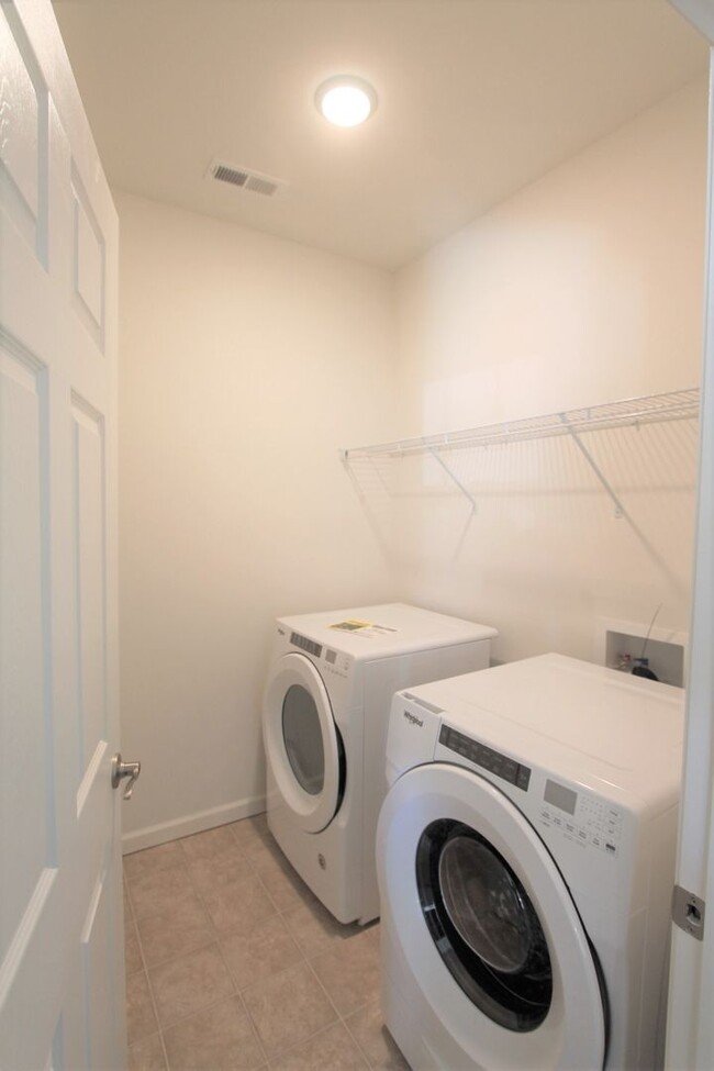 Building Photo - BEAUTIFUL 3BD 2.5 BTH Apartment home RAINT...