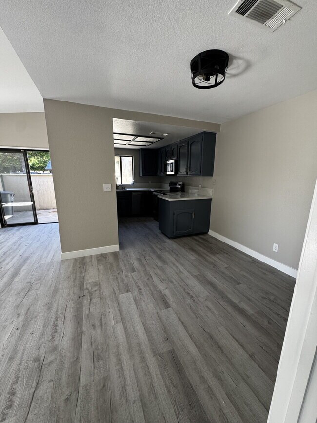 Building Photo - Newly Renovated 2-Bed, 2-Bath Condo at 3559 Guadalupe
