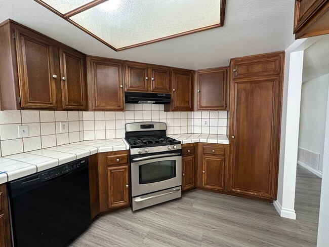 Building Photo - SPACIOUS NEWLY RENOVATED 3BED2BATH HOME WI...