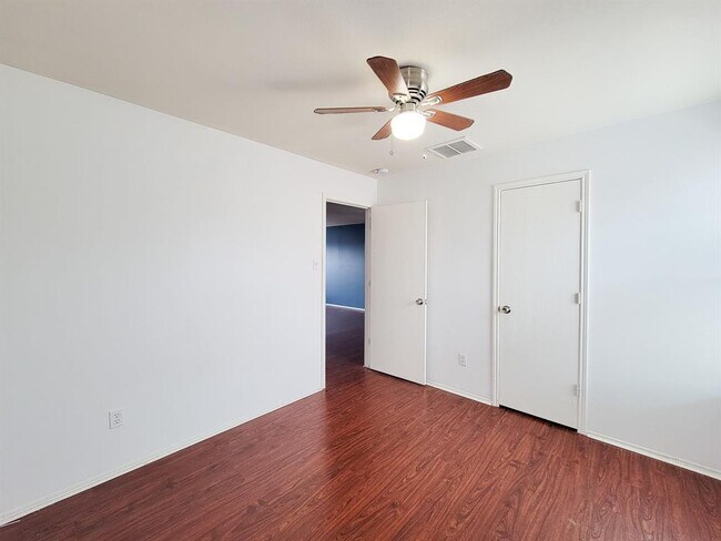 Building Photo - 2131 Cold River Dr