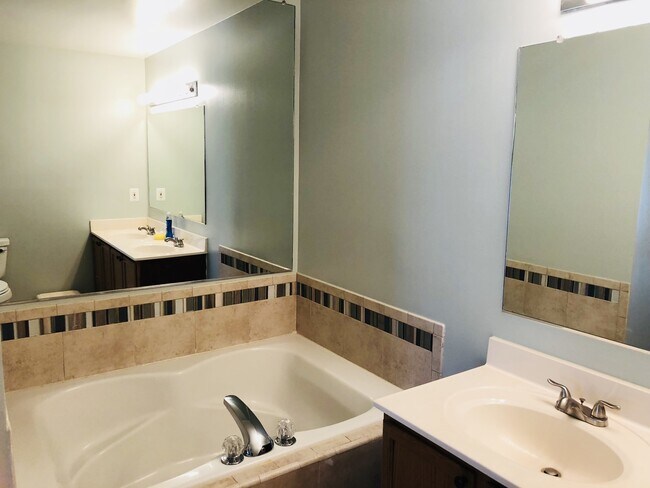 Building Photo - Available NOW!! HOME IN PARK RIDGE