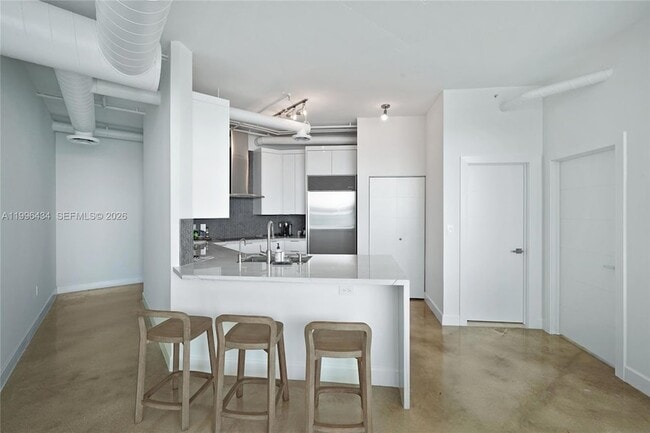 Building Photo - 700 NE 25th St