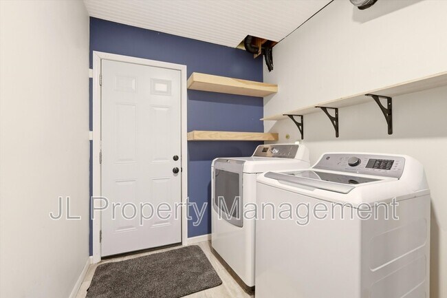 Building Photo - 125 SE Topaz Dr
