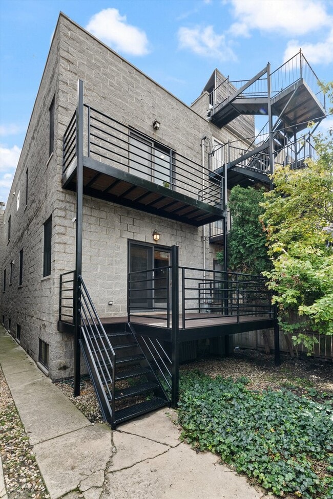 Building Photo - 516 N Claremont Ave