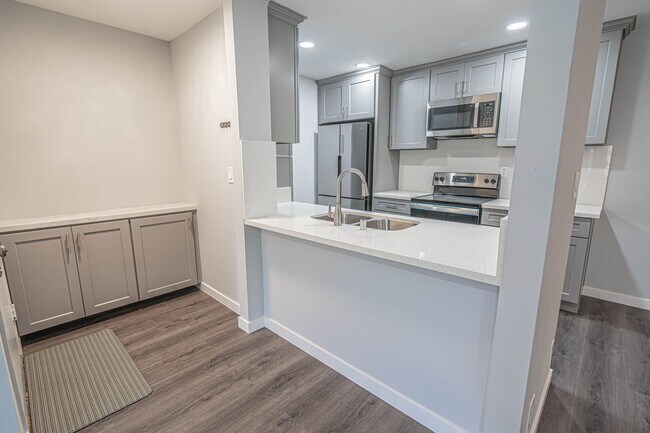 Building Photo - Fully Remodeled 2 Bedroom Condo for Rent in Valencia!