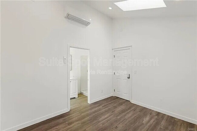Building Photo - 554 N Cambridge St