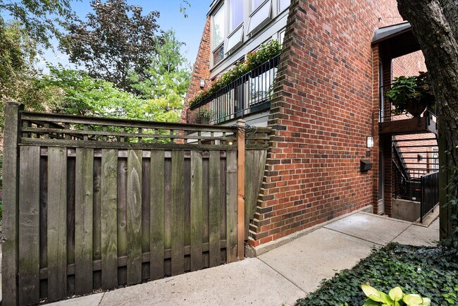 Primary Photo - 2029 N Larrabee St