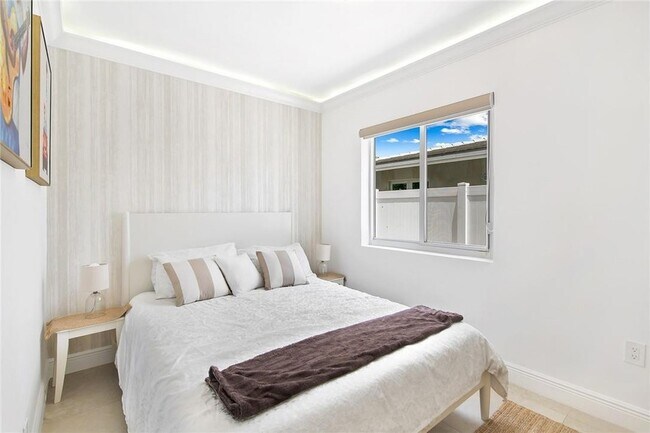 Building Photo - 2801 NE 59th St