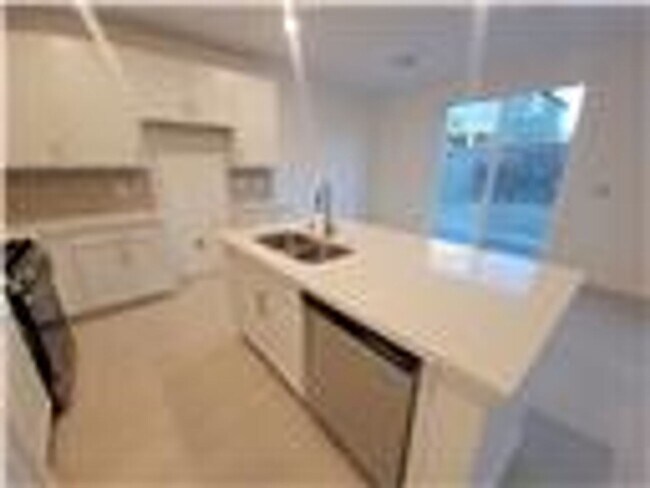 Building Photo - Beautiful 4 bedroom House
