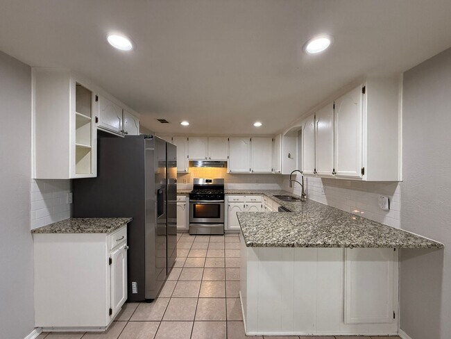 Building Photo - Convenience and Charm Meet! 4 bedroom