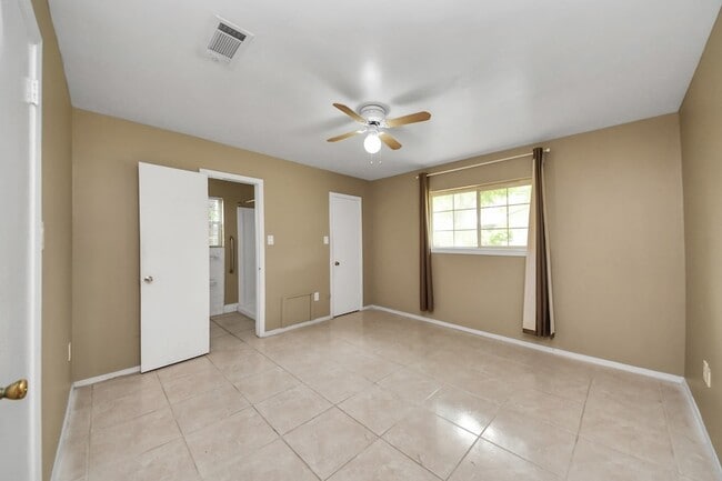 Building Photo - 811 Hillcrest Dr