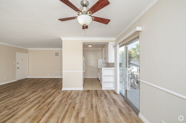 2BR, 2BA - 1,000SF - Kitchen - 1355 N Poinsettia Pl