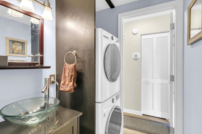 Building Photo - 1203 Erin Way