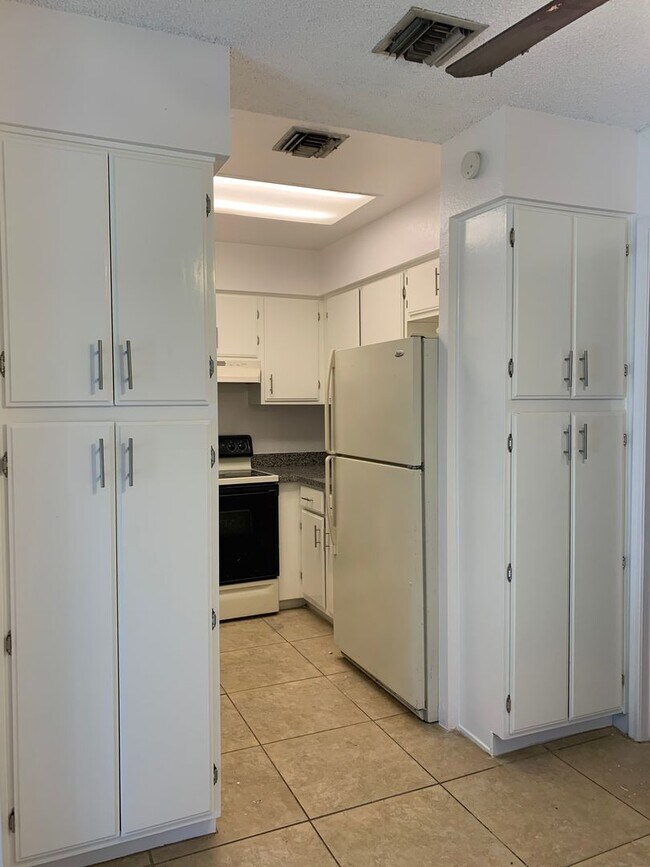 Building Photo - Small Apartment Community, Remodeled One bed/One bath!