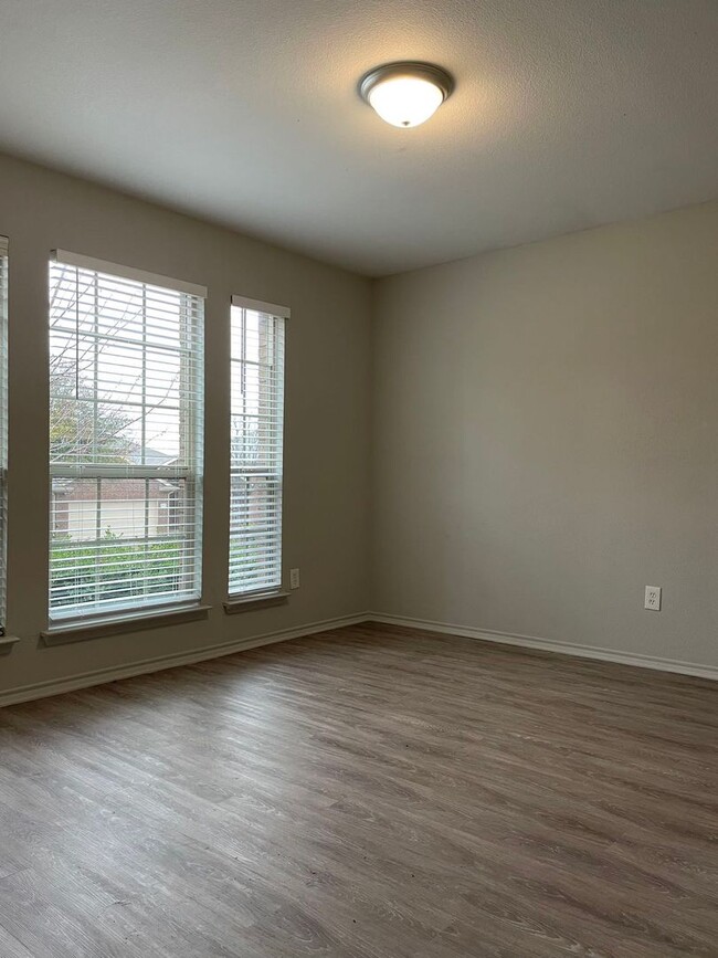 Building Photo - 3613 Dove Ln