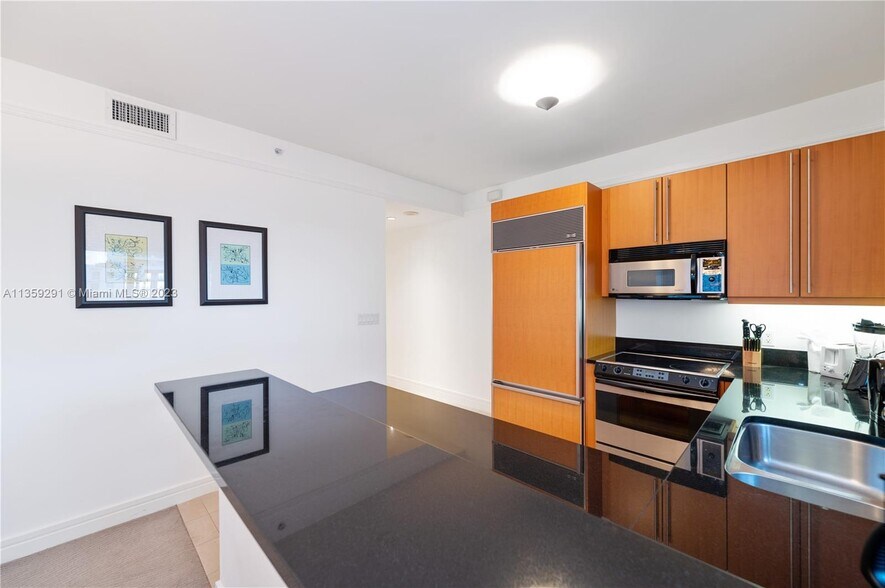 Building Photo - 1435 Brickell Ave