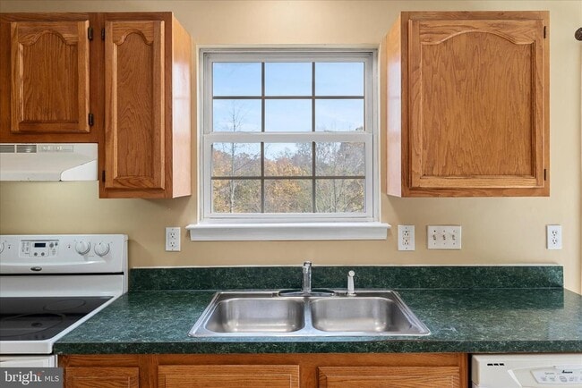 Building Photo - 400 Emily Ln