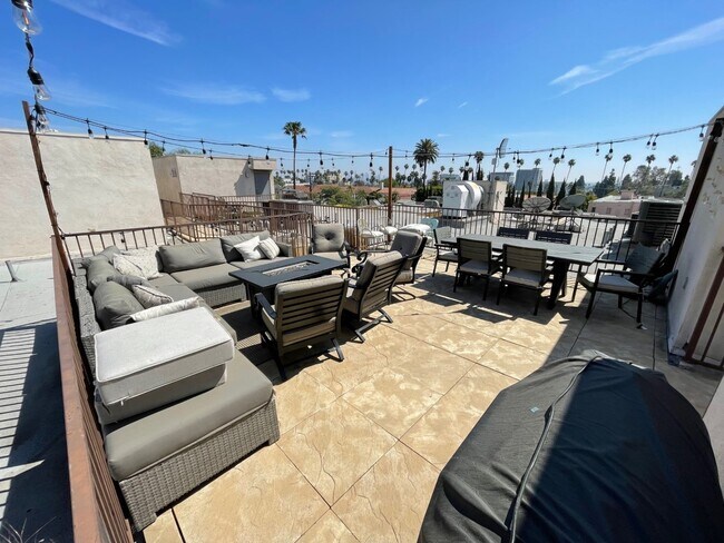 Building Photo - 1951 N Beachwood Dr