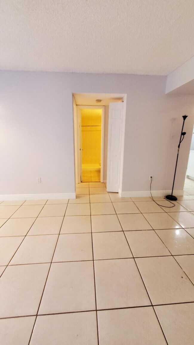 Building Photo - 721 N Pine Island Rd