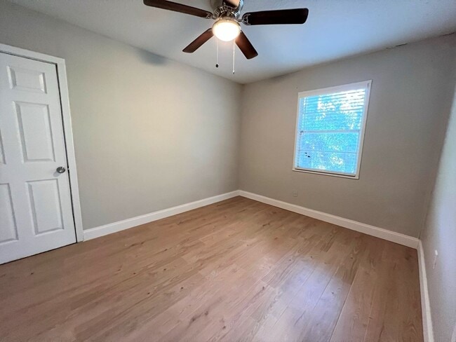 Building Photo - Renovated 2 Bedroom Jacksonville Heights A...