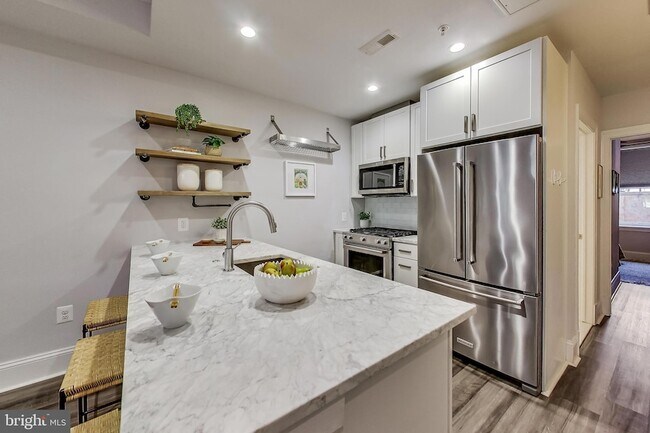 Building Photo - 819 D St NE