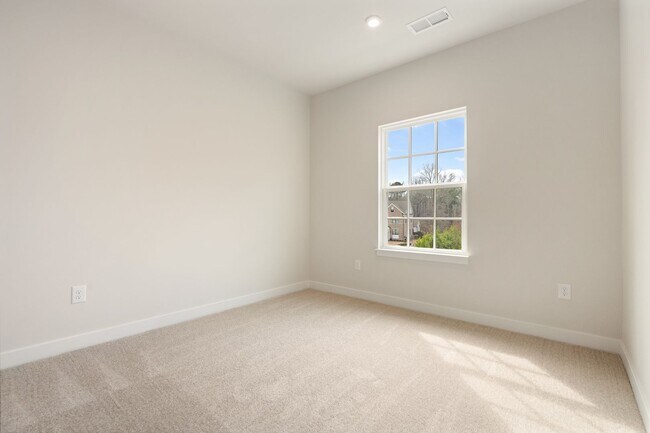 Building Photo - Available NOW! 4 Bed, 4 Bath in 751-South Neighborhood!