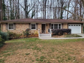 Building Photo - Lovely 4 Bedroom Home in Atlanta!
