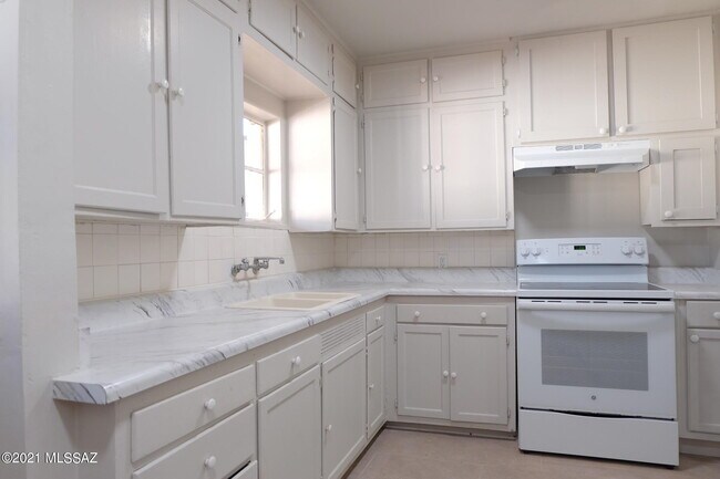 Building Photo - 3941 E Louis Ln