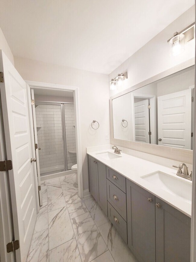 Building Photo - Conveniently Located Townhome for Rent. Av...