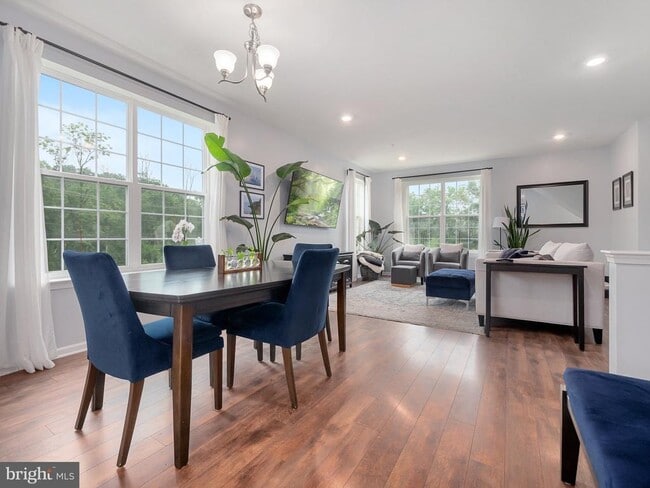 Building Photo - 131 Edgewater Ct