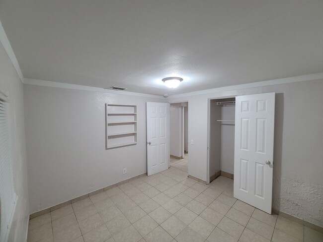 Building Photo - BRAND NEW RENOVATION! Spacious 5-Bed/2-Bat...