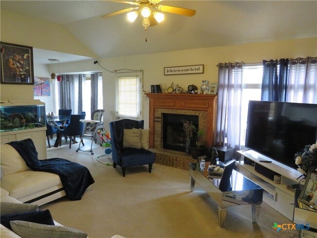 Building Photo - 2900 Southhill Dr