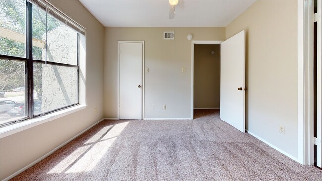 Building Photo - 307 Manuel Dr