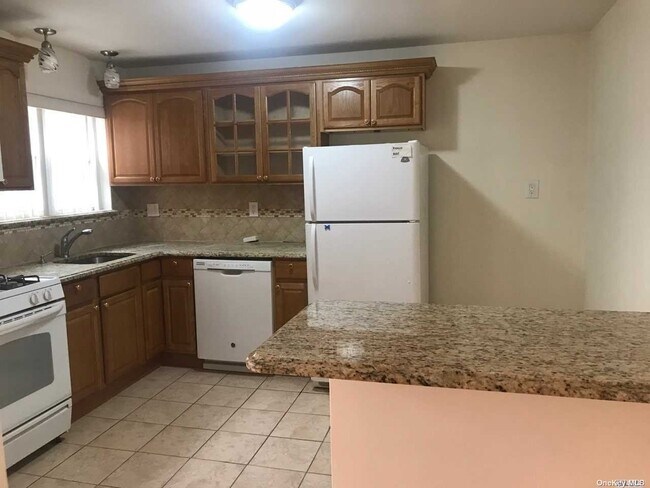 Building Photo - 206-18 45th Rd