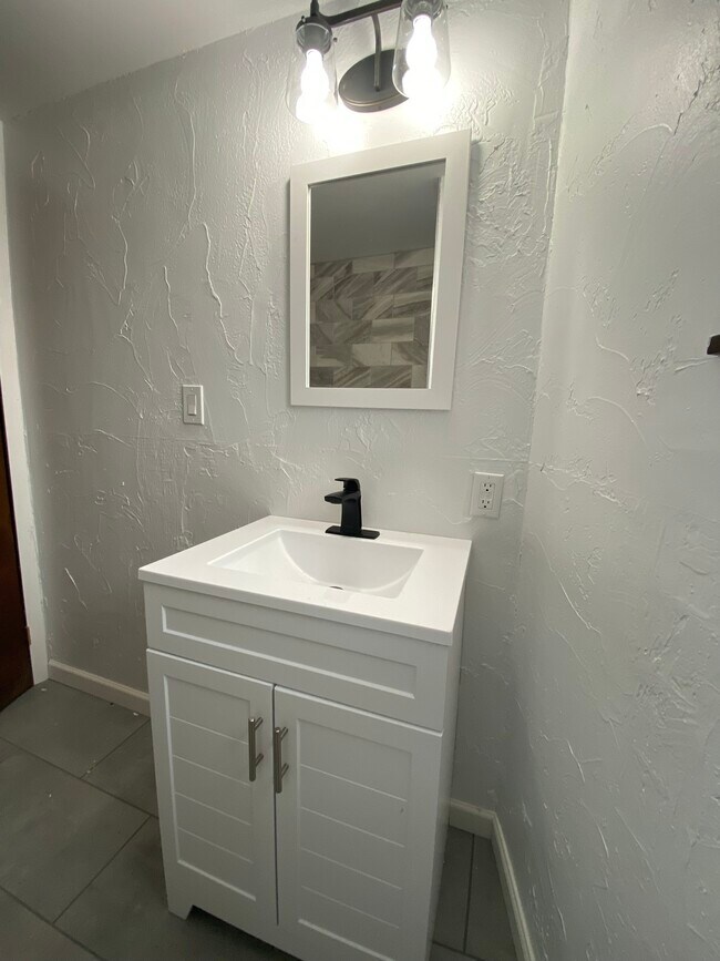 Building Photo - 2905 Glenmore Ave