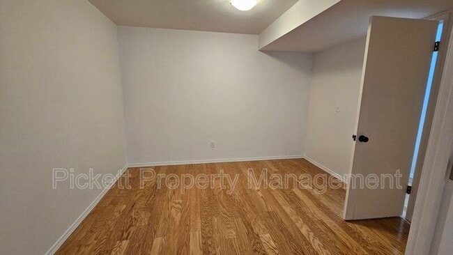 Building Photo - 1058 NE Sol Vei St