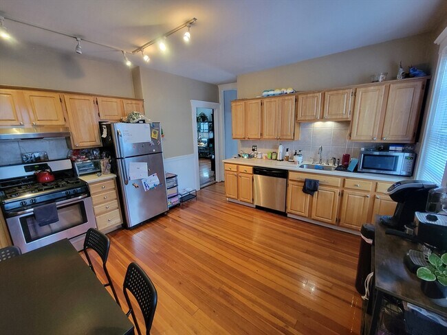 Primary Photo - 24 Forest Hills St