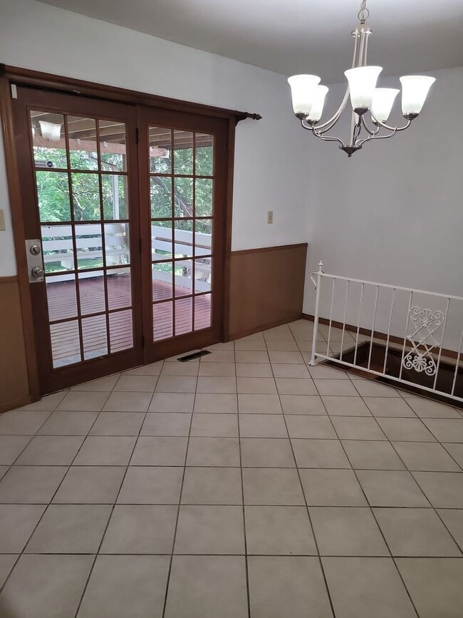Building Photo - Spacious 3BR, 2.5BA Home in Kansas City – ...