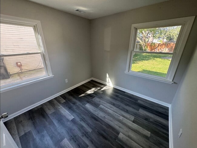 Building Photo - Roseville Three bedroom is a must see!!
