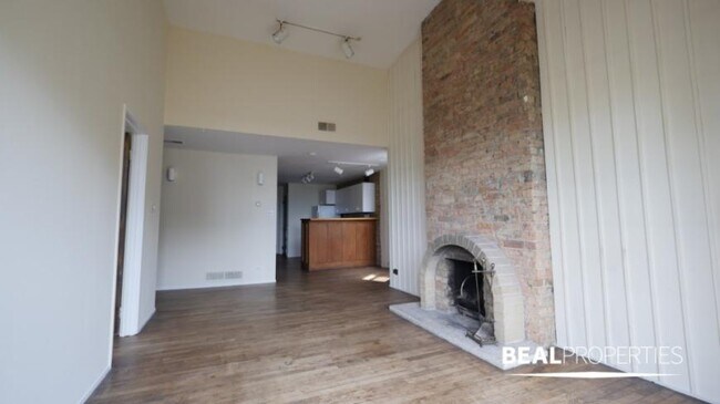Building Photo - 2 bedroom in CHICAGO IL 60657