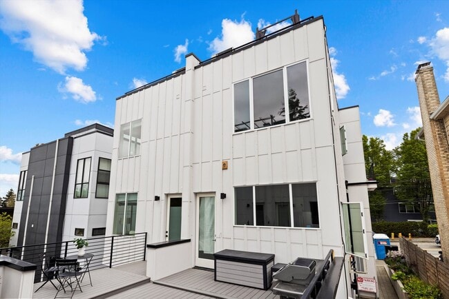 Primary Photo - Bright & Charming 2bed/2bath Townhome in P...