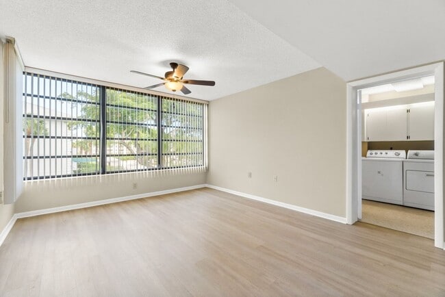 Building Photo - Spacious 2BR/2BA Condo at Whitehall - West Palm Beach